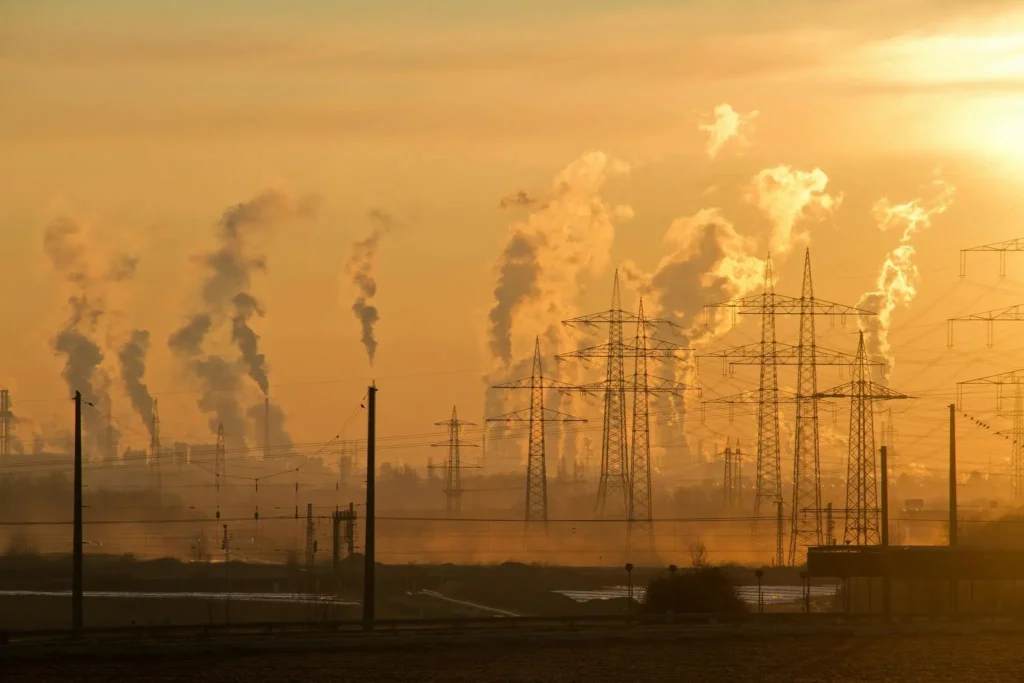 Photo de fumées de cheminées d'usines et émissions de gaz à effet de serre