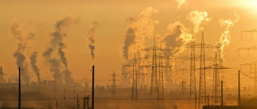 Photo de fumées de cheminées d'usines et émissions de gaz à effet de serre